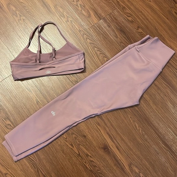 Alo ⅞ High-Waist Airlift Leggings and Airlift Intrigue Bra - Matching Set - Picture 2 of 3